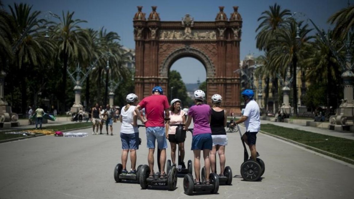 Turistas junto al Arc de Triomf de Barcelona