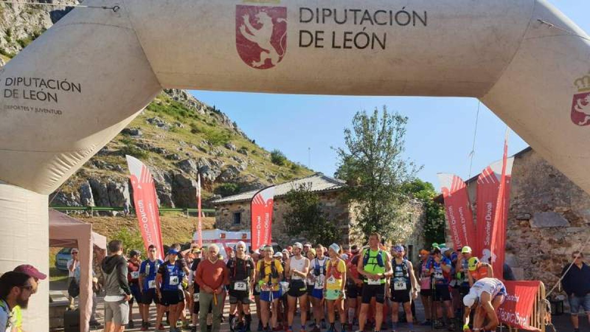 El ganador Jesús Parra, tercero por la izquierda, del Astorga Running