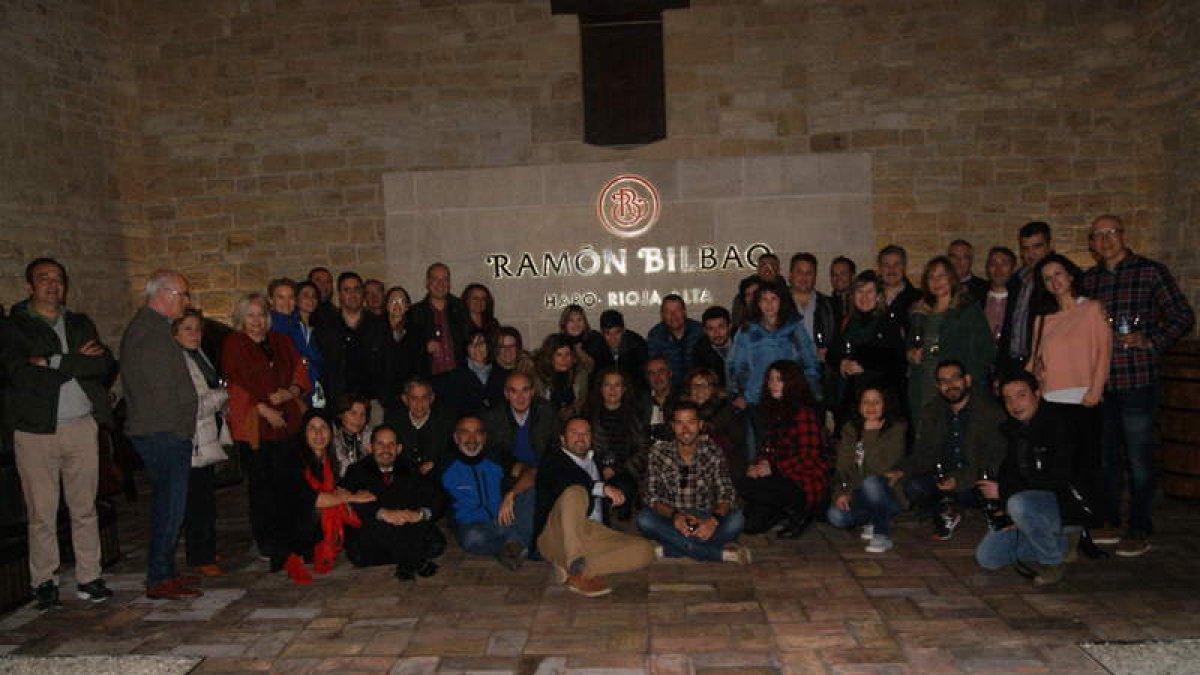 Imagen de familia de la visita del Grupo de Empresas Ademar a las Bodegas Ramón Bilbao.