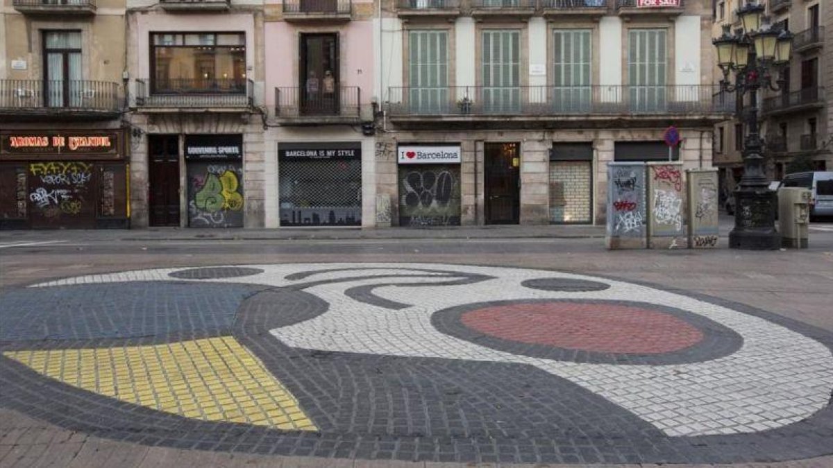 El mosaico de Miró, en el centro de la Rambla un domingo a primera hora de la mañana.