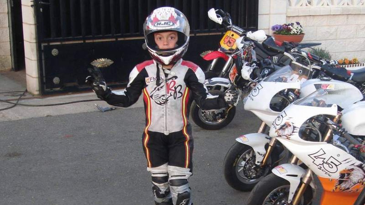 Sergio con su trofeo y al lado de su moto, la 45.