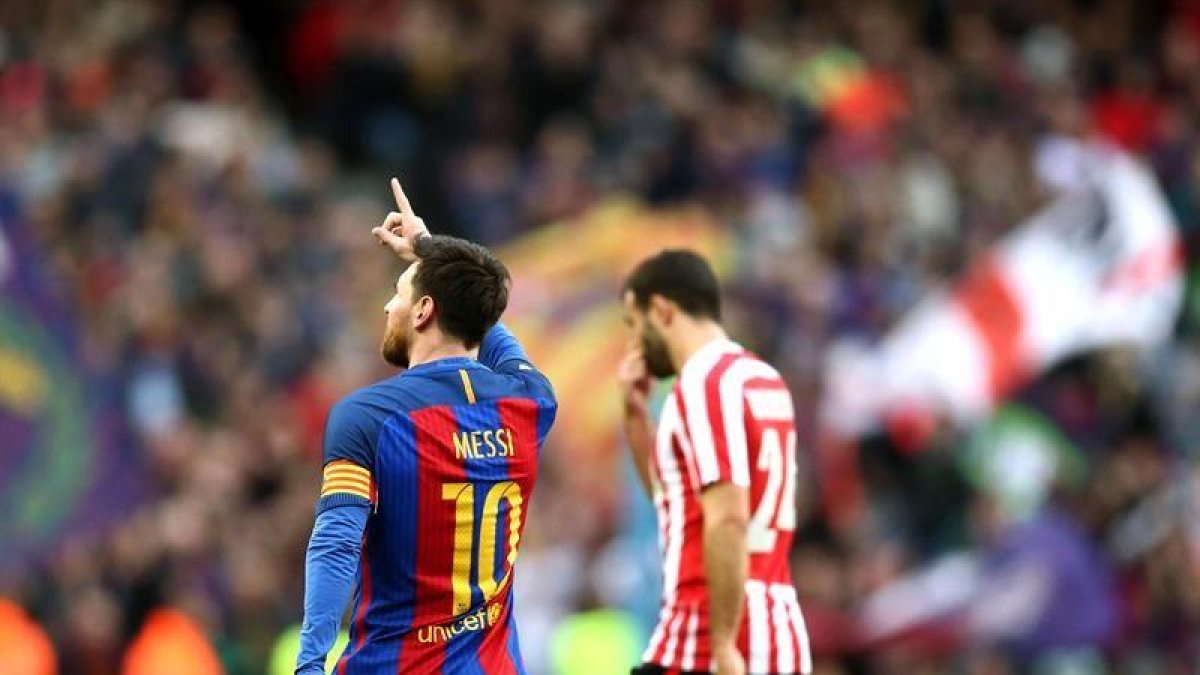 El delantero argentino del FC Barcelona Lionel Messi celebra su gol ante el Athletic, el segundo del equipo, durante el partido de la vigésima primera jornada de Liga que disputan en el estadio Camp Nou de Barcelona.