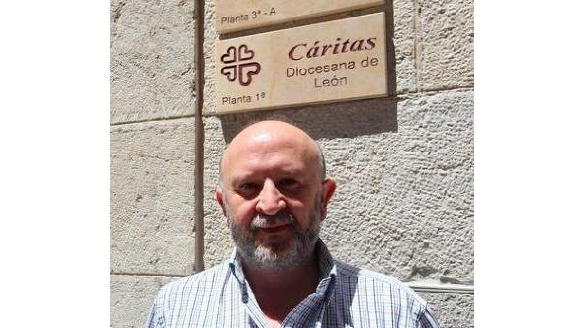 Guillermo, en la puerta de Cáritas.