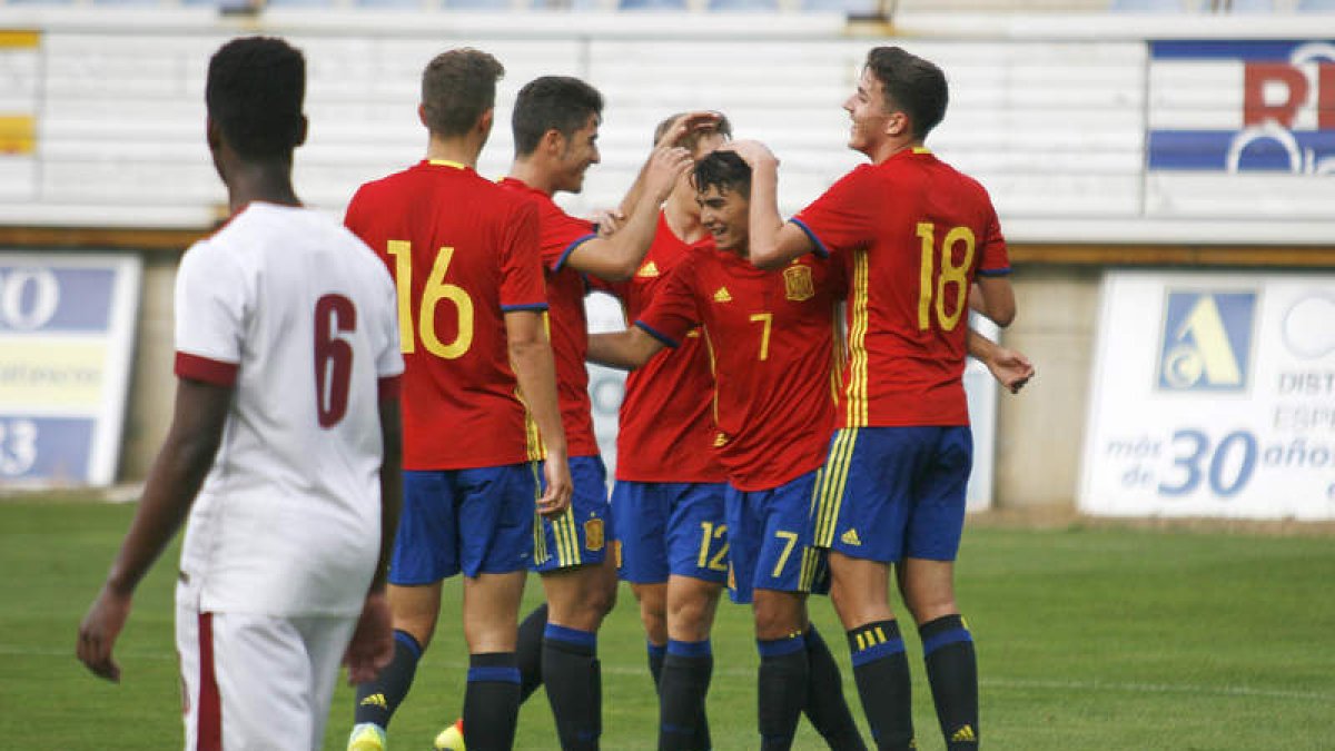 Los futbolistas españoles celebran el gol. F. OTERO PERANDONES