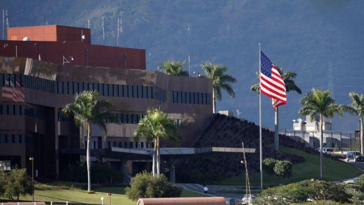 La bandera de los EEUU se ve en las afueras de la Embajada en Caracas.