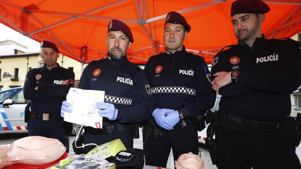 Presentación de los desfibriladores que estarán disponibles en los coches patrulla de la Policía Local de León