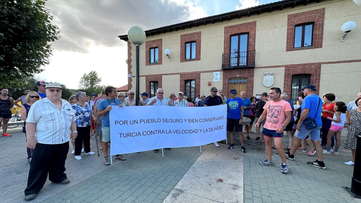 Los vecinos del municipio durante la manifestación. DL