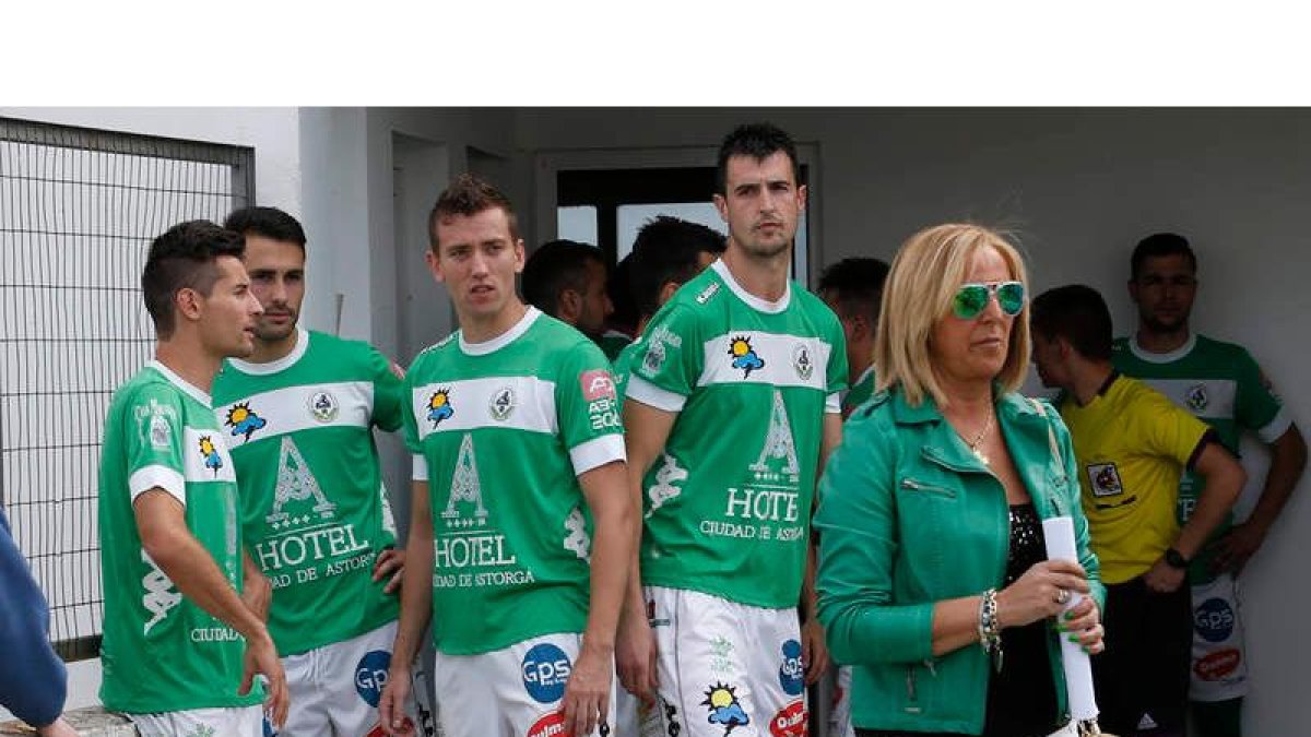 La presidenta del Astorga junto a jugadores del club