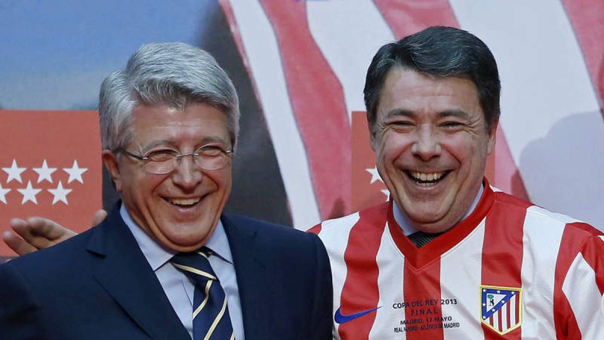 El presidente del Atlético, Cerezo y el ex presidente de la Comunidad de Madrid, González. J. MARTÍN
