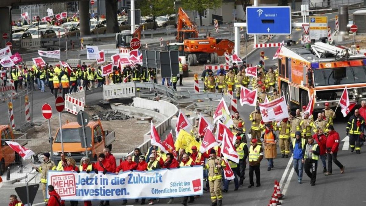 Una manifestación de las convocadas por el sindicato Verdi que ha reunido a los trabajadores de tierra de los aeropuertos para pedir un aumento salarial.