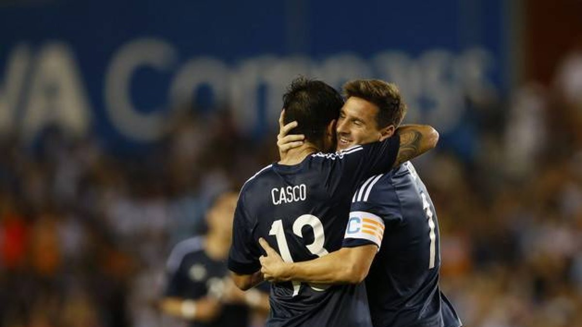 Leo Messi Argentina celebra su gol ante Bolivia con su compañero en la selección de Argentna Milton Casco.