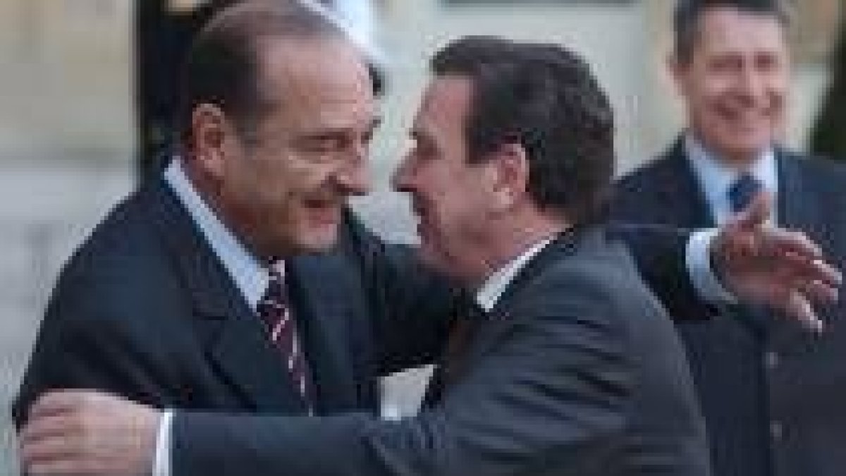 Chirac saluda expresivamente a Schroeder en el Palacio del Elíseo, donde celebraron su mini cumbre