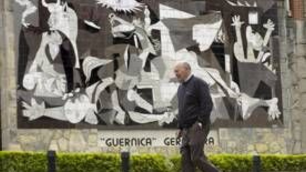 Un hombre pasea por delante del cuadro del Guernica en Vizcaya