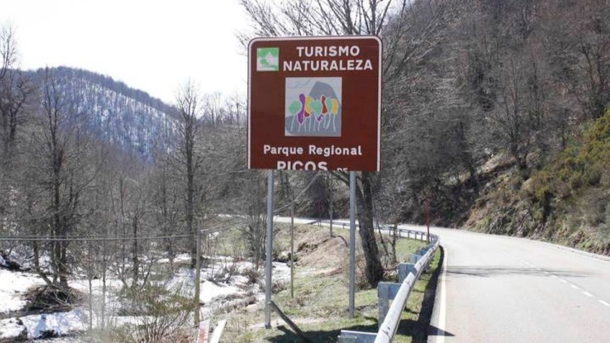 Cartel que aún hace alusión al ya desaparecido Parque Regional de Picos de Europa, en Prioro. CAMPOS