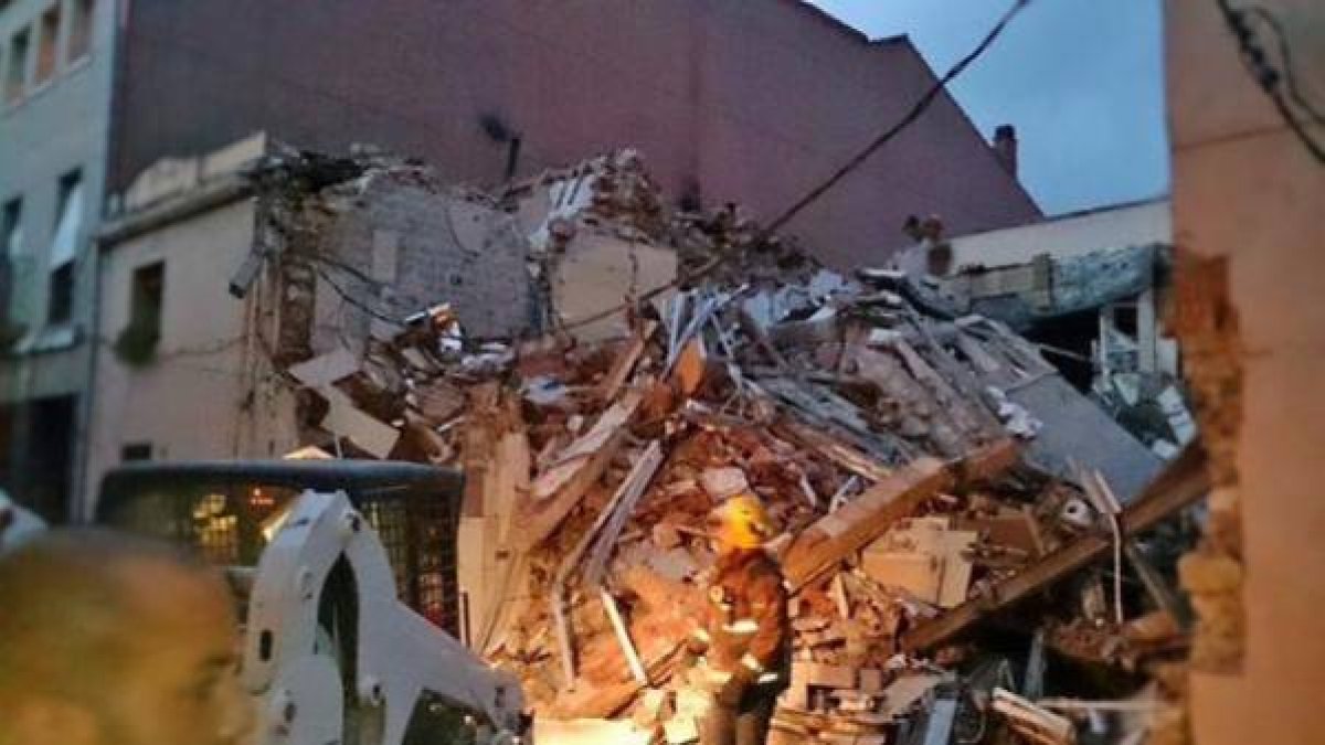 Edificio derruido en el centro de Begues a causa de una explosión de gas.