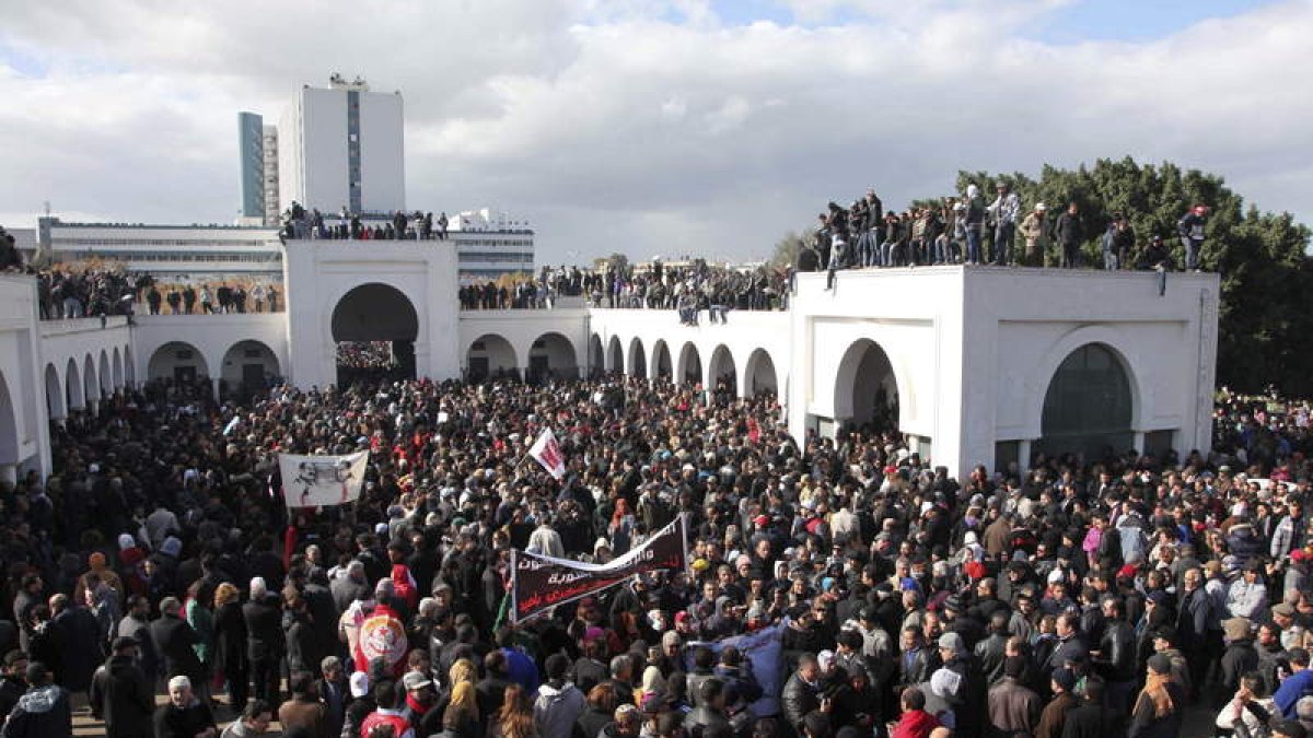 Miles de personas asistieron al funeral del opositor Chokri Belaid.