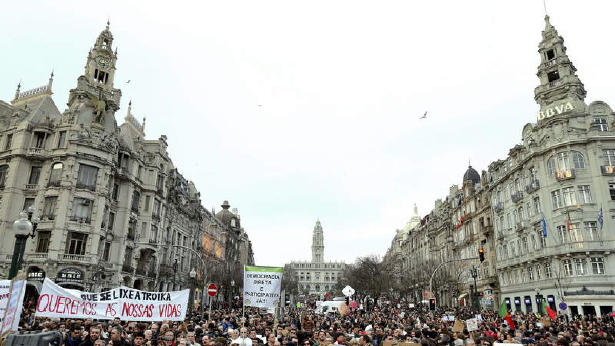 Los portugueses finalizaron la protesta entonando el himno de la Revolución de 1974.