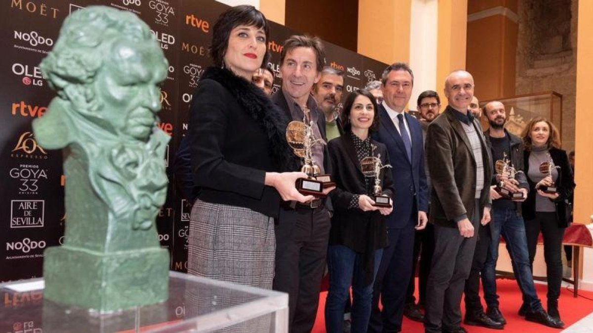 El alcalde Sevilla, con representantes del cine andaluz y los nominados andaluces a los Goya, este viernes.