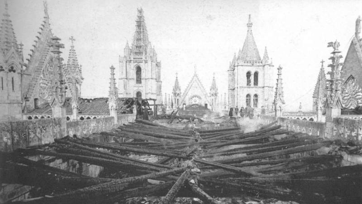 Estado de la techumbre de la Catedral tras el incendio.