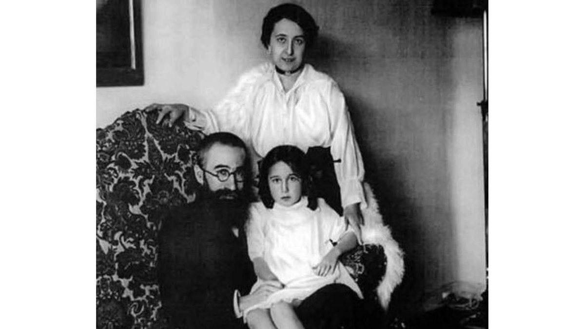 Josefina Blanco, con su marido, Valle Inclán, y su hija.