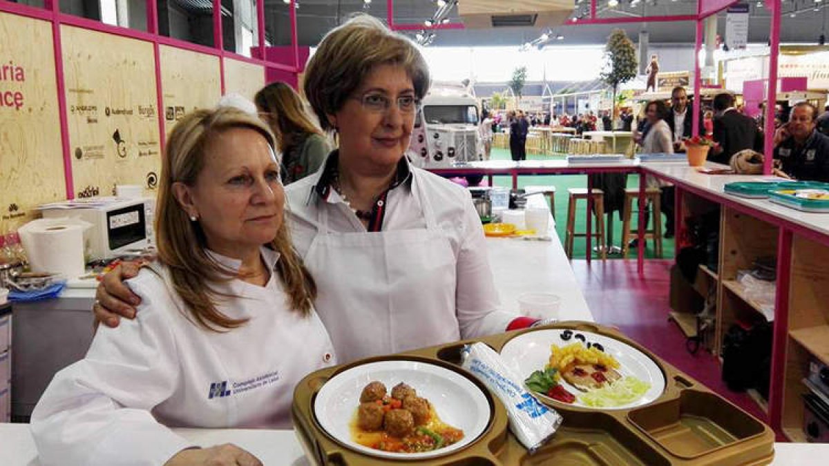 Josefina Manceñido, cocinera, y Soledad Parrado, subdirectora de gestión, en el taller. DL