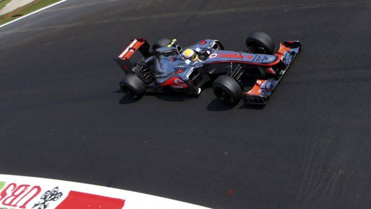 Lewis Hamilton en un giro del circuito de Monza.