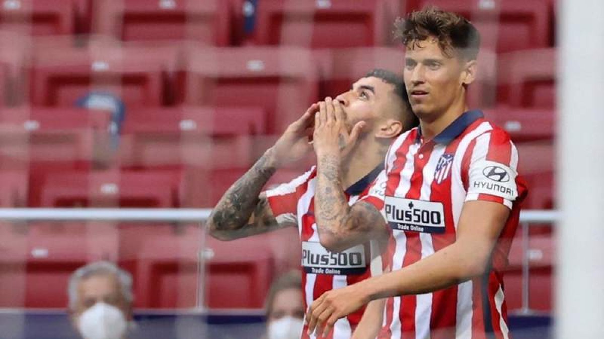 Ángel Correa celebra el primer gol del Atlético de Madrid ante la SD Huesca. JUANJO MARTÍN