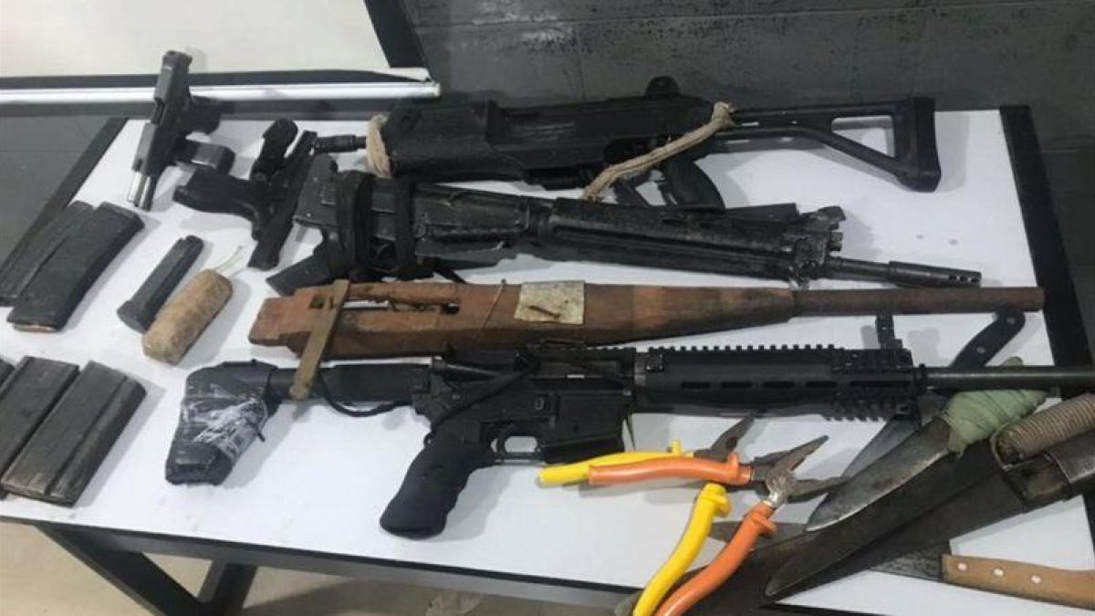 Imagen de las armas incautadas tras el intento de fuga este martes 10 de abril en el Centro de Recuperación Penitenciario de Pará, en Brasil.