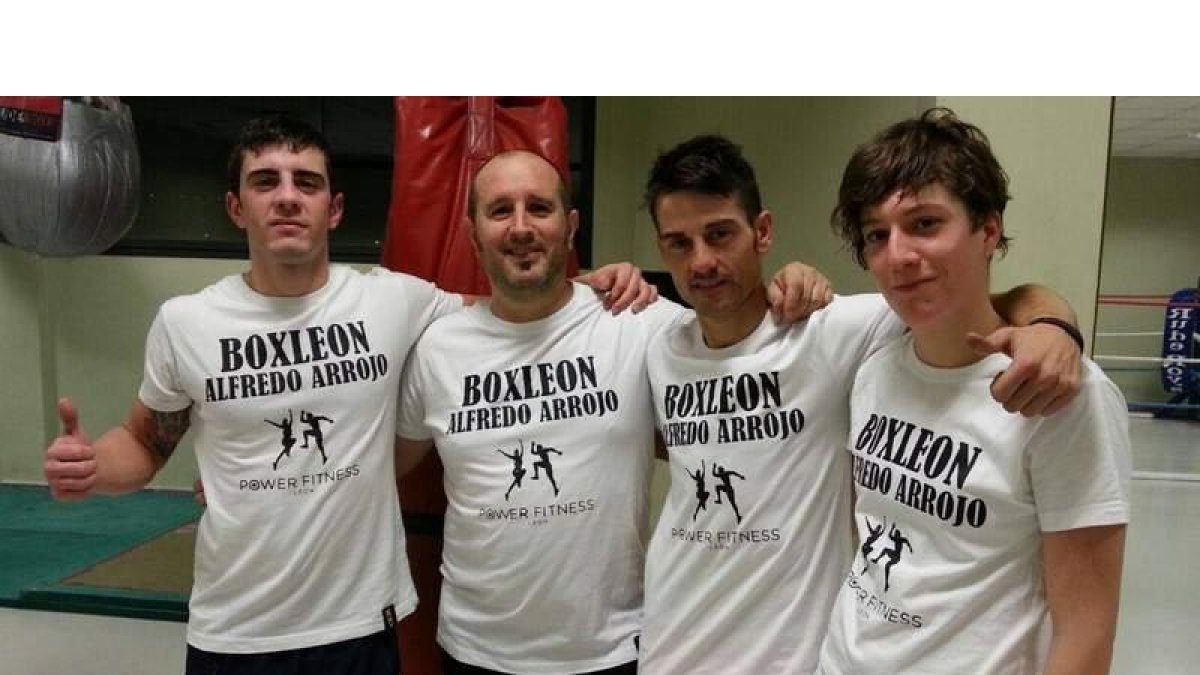 Los boxeadores Alonso, González y Arias junto a su entrenador
