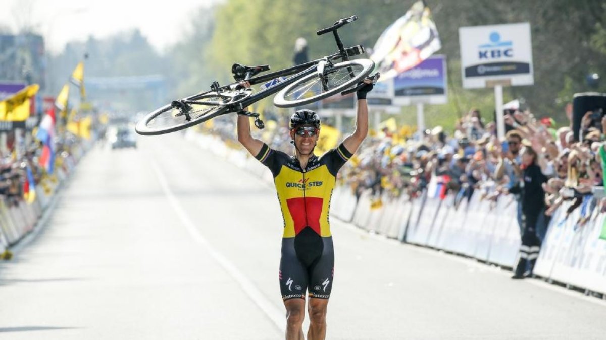 Philippe Gilbert cruza la meta de Flandes con la bici a cuestas.