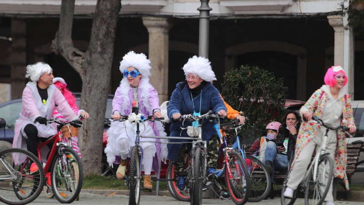 Cacabelos salió a la calle para disfrutar de un Carnaval que llevaba tiempo esperándose. ANA F. BARREDO