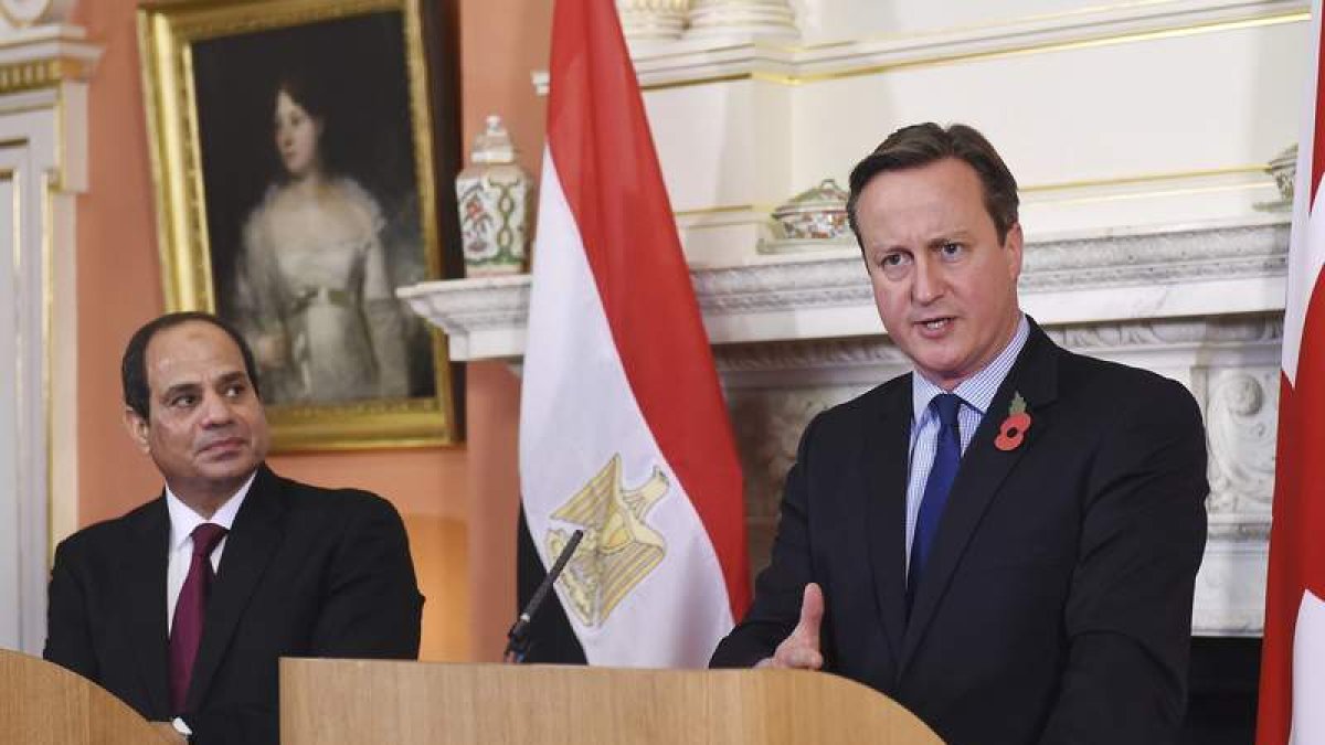 El presidente egipcio, Abdelfatah al Sisi, y Cameron, ayer en Londres.