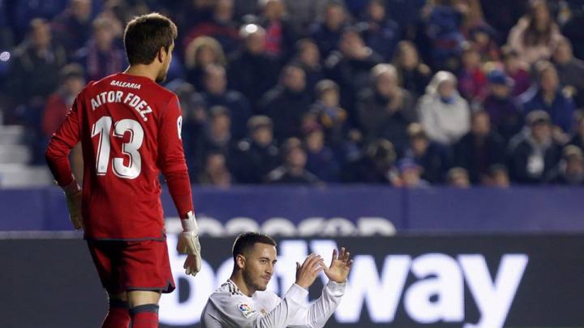 El delantero belga Eden Hazard (d) del Real Madrid, se lamenta ante el guardameta del Levante Aitor Fernández. MIGUEL ÁNGEL POLO