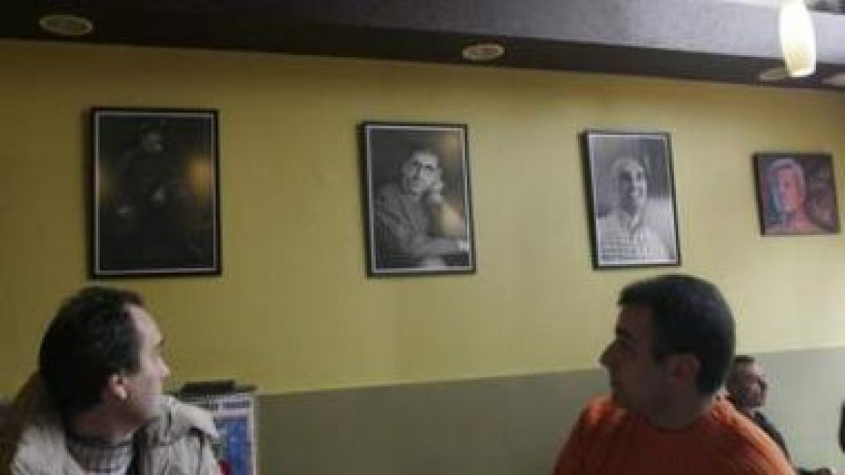 Los clientes del café, situado en la calle Ancha, pueden contemplar los retratos expuestos
