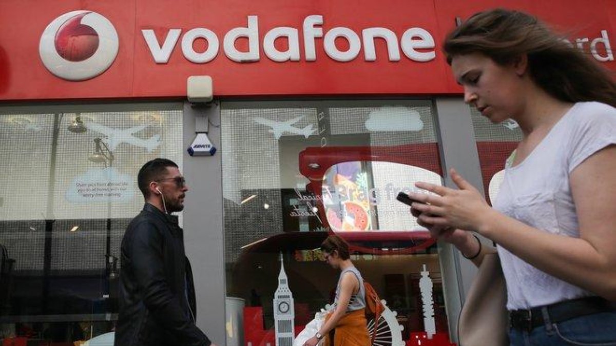 Vista de una tienda de la multinacional Vodafone.