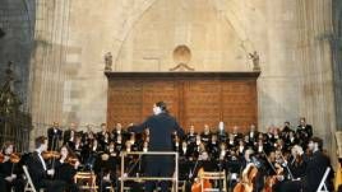La Capilla Clásica y la Sinfónica de Gijón durante el concierto de anoche en la Catedral