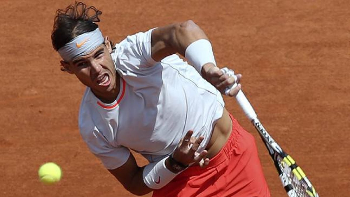 Rafa Nadal devuelve una bola a Daniel Brands en su debut en Roland Garros.