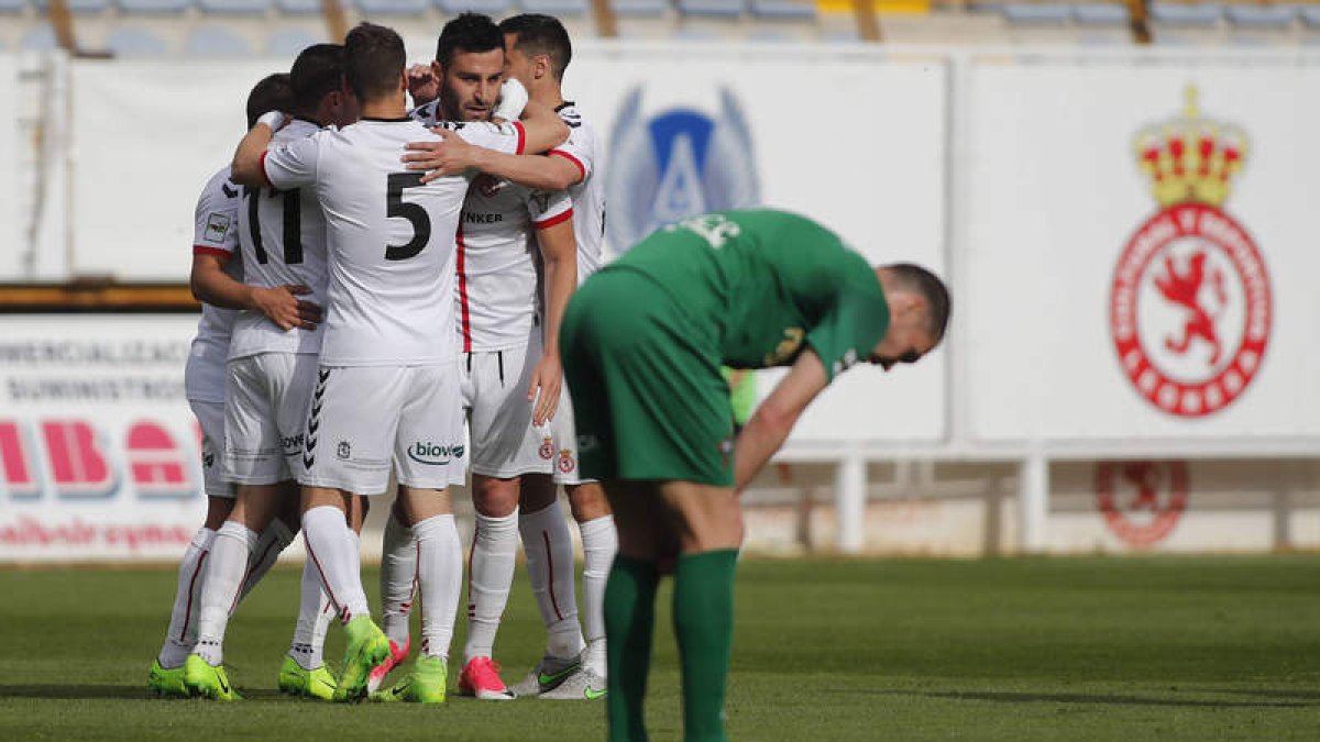 La Cultural celebra la victoria ante un Racing de Ferrol que gustó en León. JESÚS F. SALVADORES