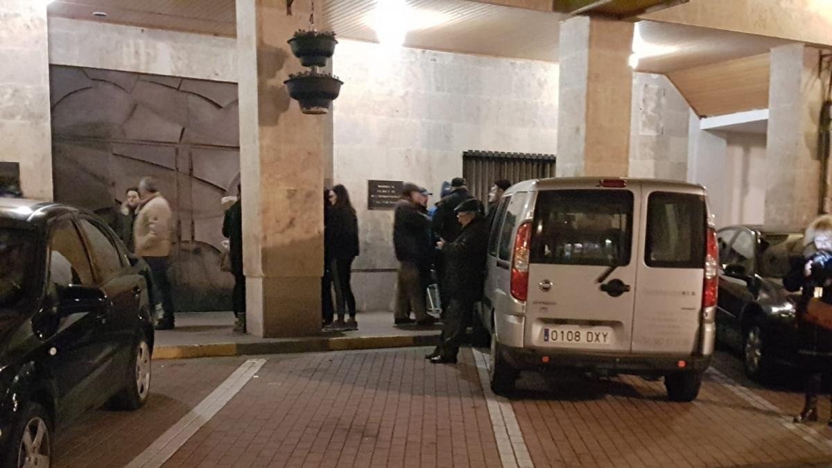 Imagen de la gente a las puertas del ayuntamiento