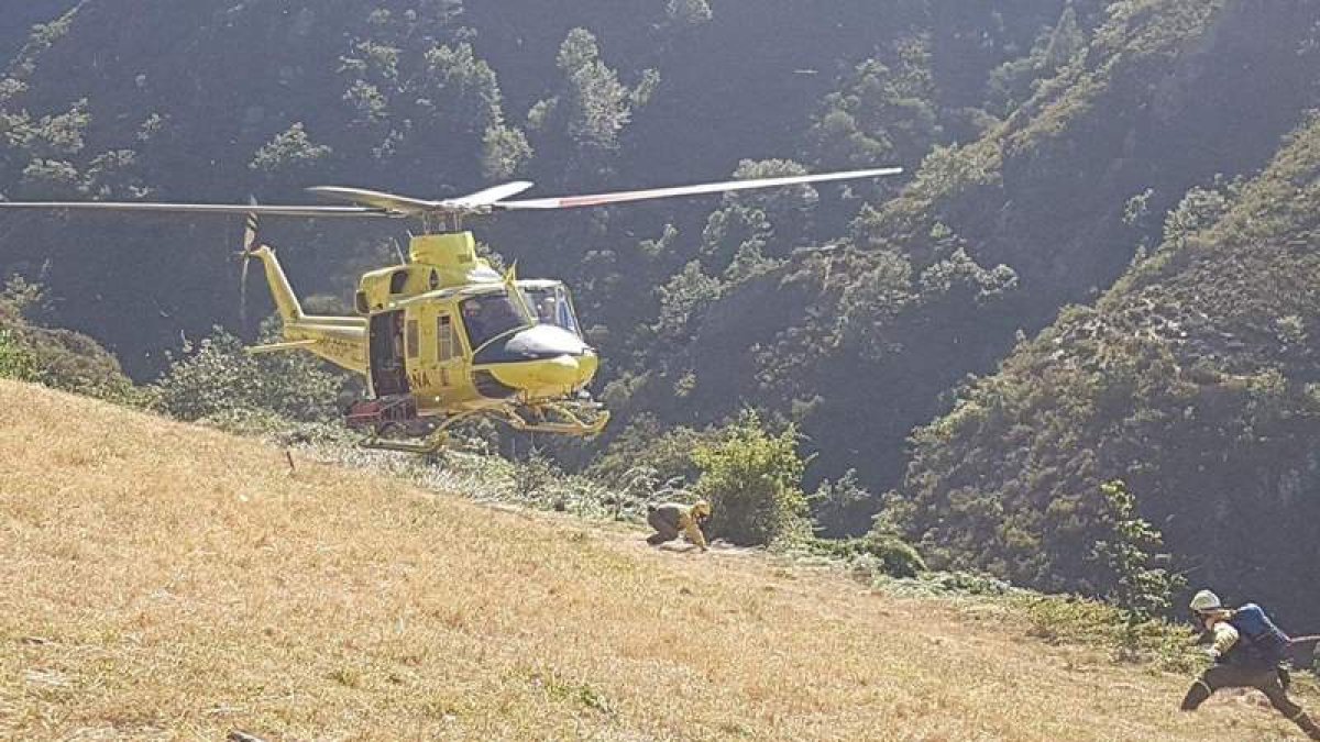 Los helicópteros dejaron a sus cuadrillas en una ladera sin llegar a aterrizar del todo. @BRIFTABUYO