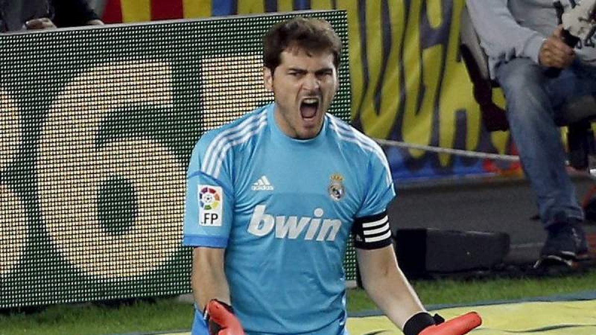 Iker Casillas abre por primera vez la puerta a retirarse fuera del Real Madrid.