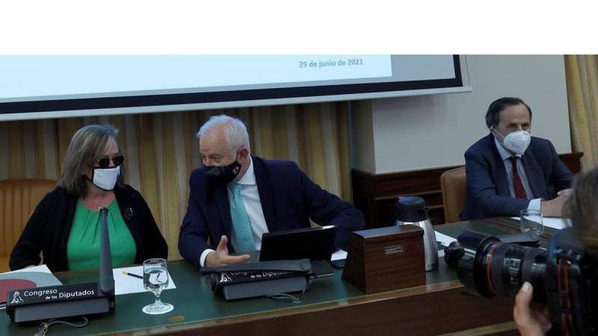 Cristina Herrero conversa con el presidente de la Comisión de Hacienda, Eloy Suárez. ZIPI