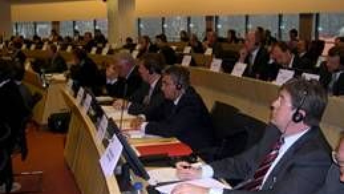 El presidente de las Cortes, Fernández Santiago, participó en una reunión del Comité de las Regiones