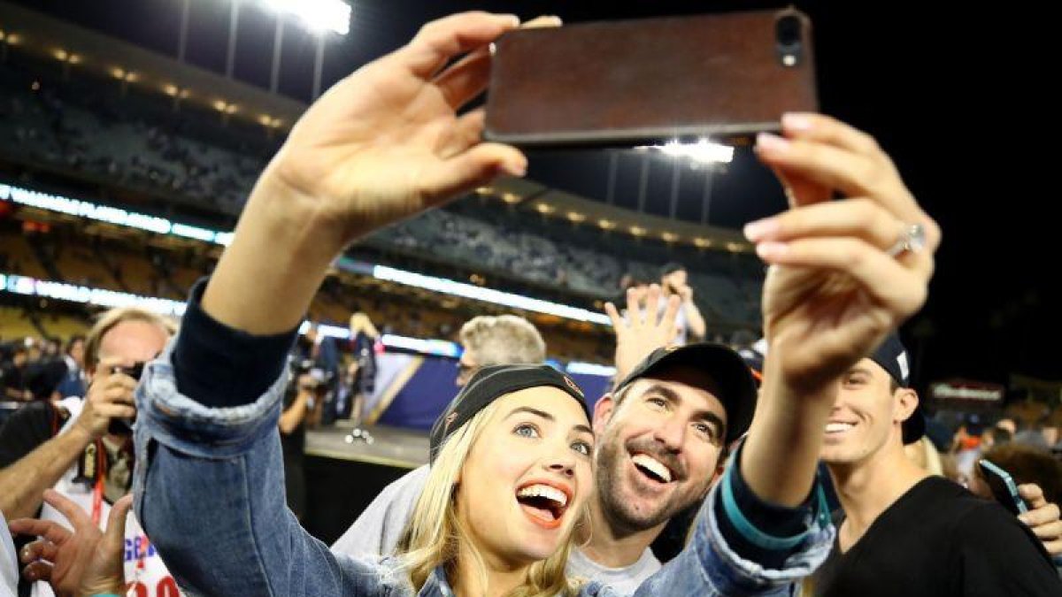Kate Upton y Justin Verlander celebran el triunfo de los Houston Astros en las Series Mundiales de béisbol.
