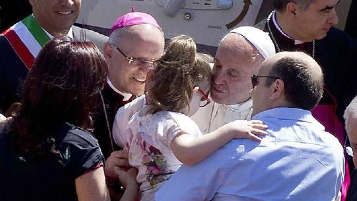 El papa Francisco besa a una niña tras la misa que ha celebrado este sábado en Sibari (Calabria, Italia).