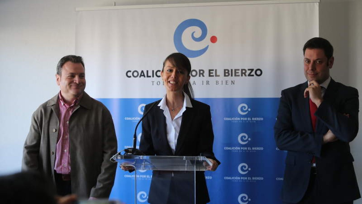 Acto de presentación de la Coalición por el Bierzo, con su portavoz, Raquel Díaz, en el centro.