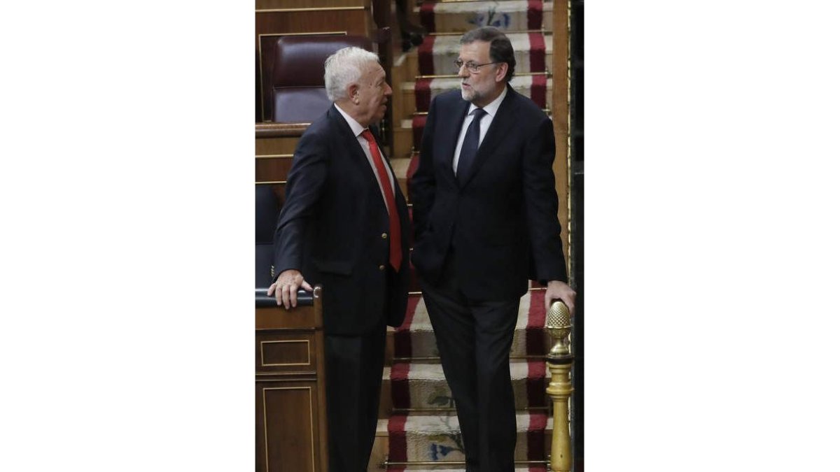 García- Margallo y Rajoy conversan en el Congreso. CHEMAMOYA
