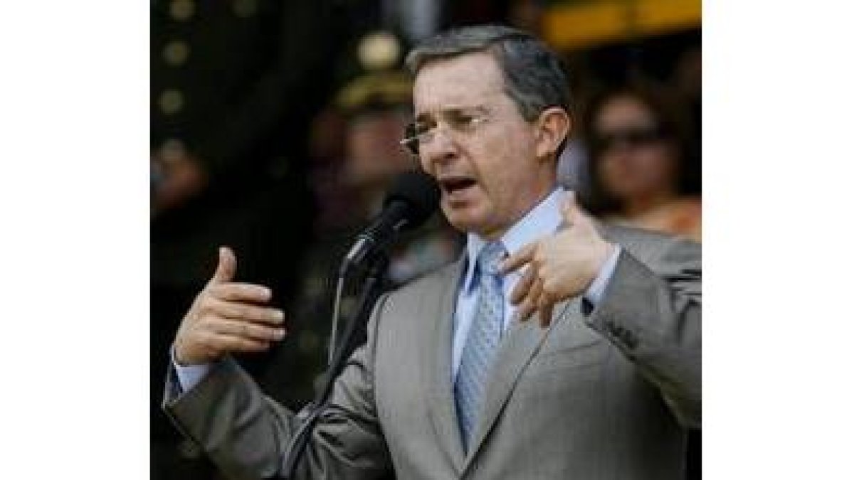 El presidente Uribe, en la toma de posesión de los nuevos generales