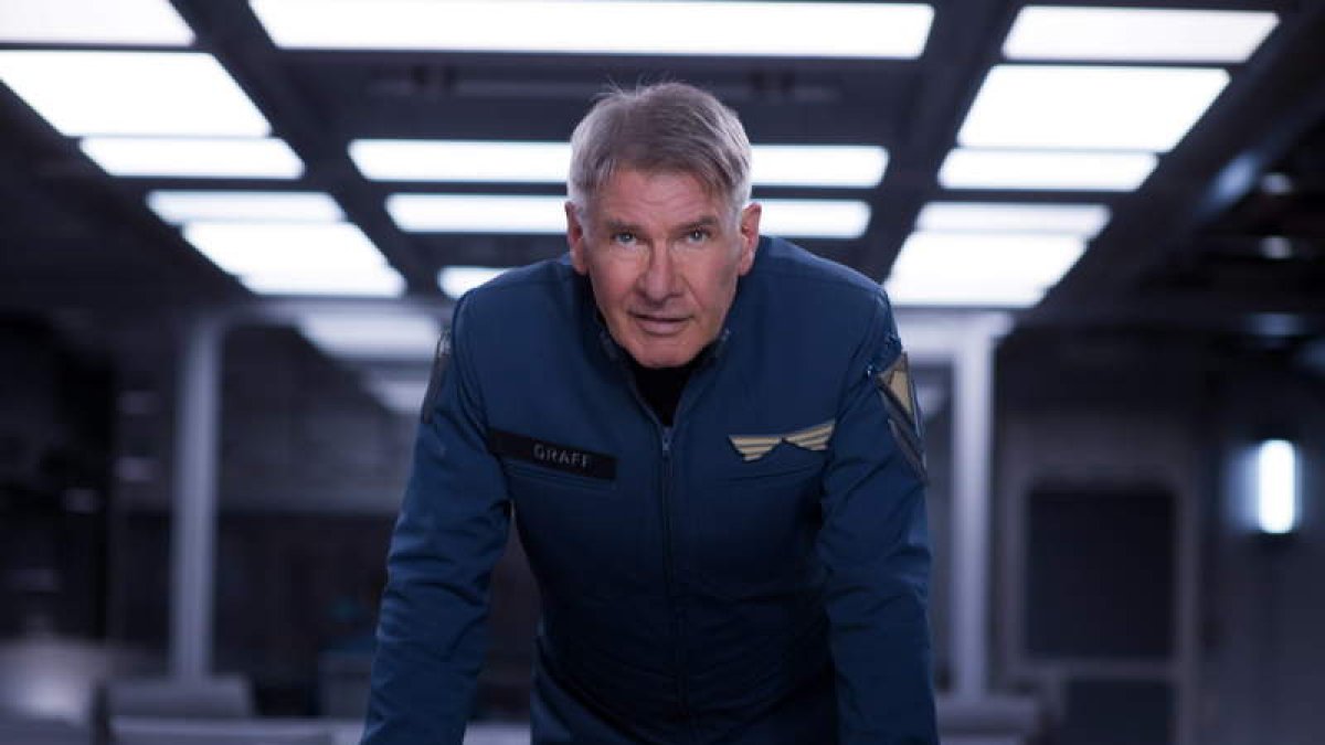 Harrison Ford interpreta al estricto coronel Hyrum Graff en esta cinta de ciencia ficción.