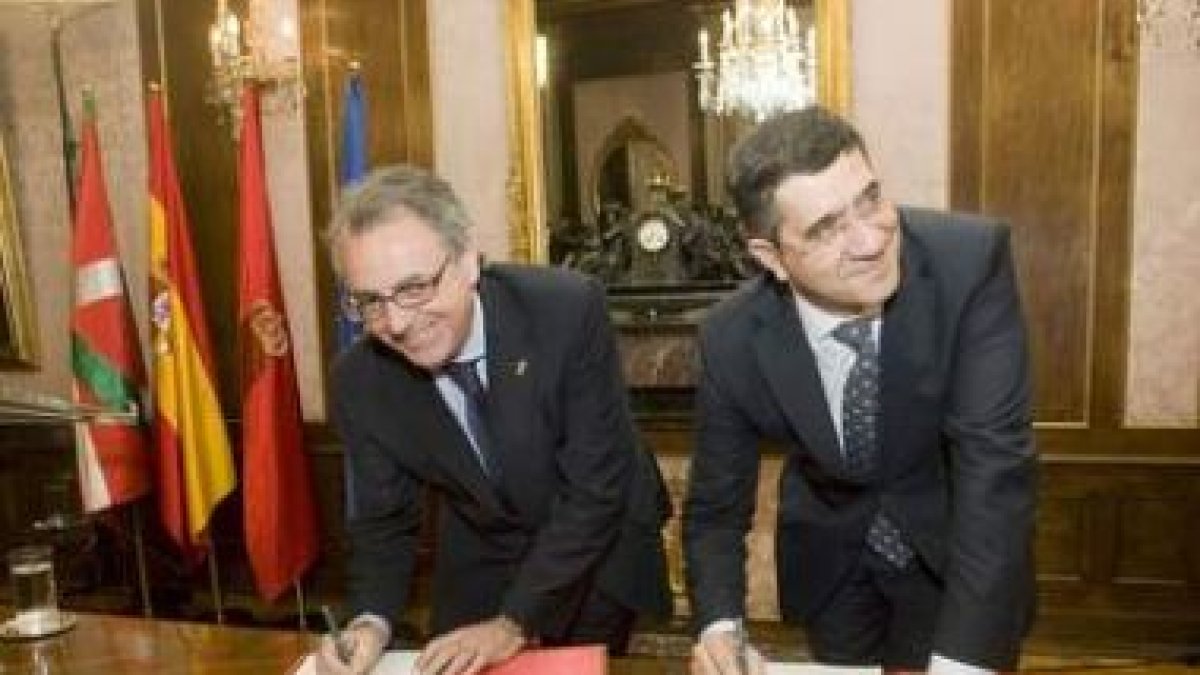 Sanz y López firman el convenio de colaboración.